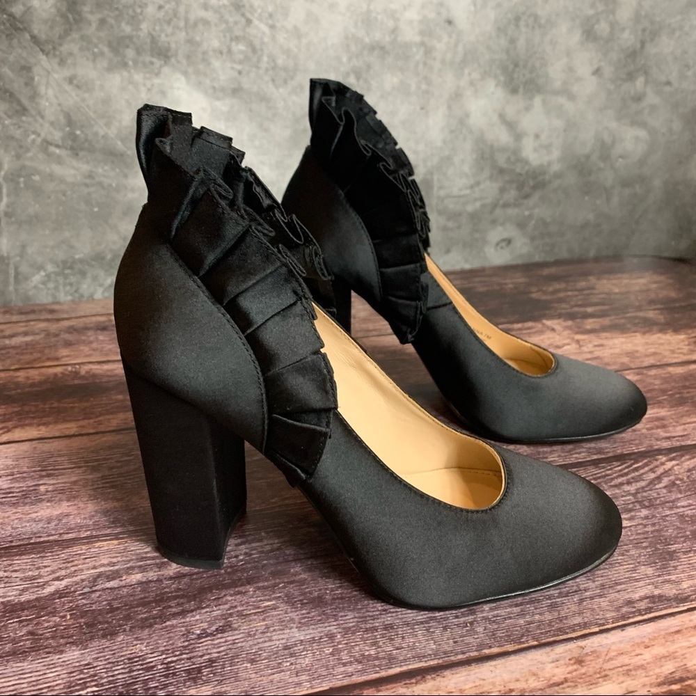 Botkier ~ Vienna Ruffle Pump Black Size 7 NWOB